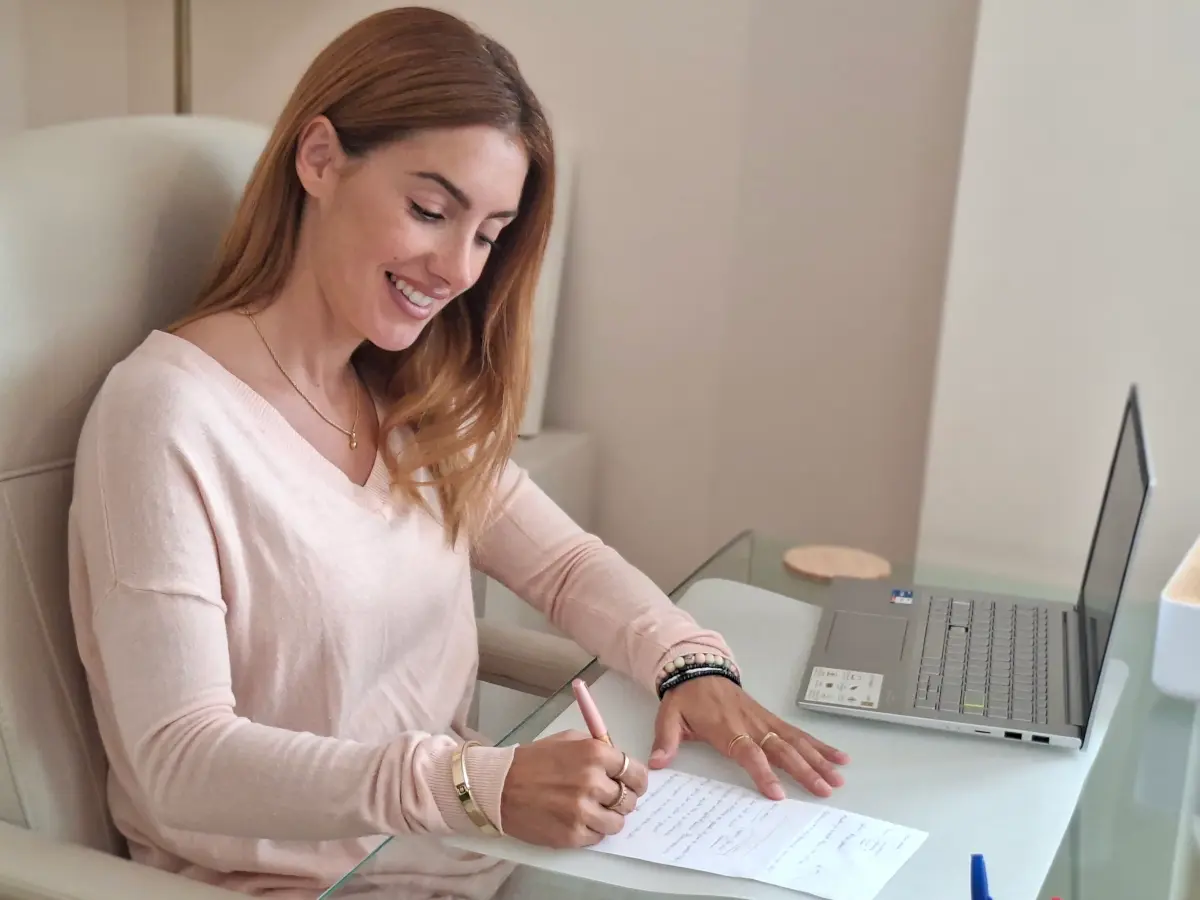Leticia Galeón trabajando en consulta durante una sesión de terapia online